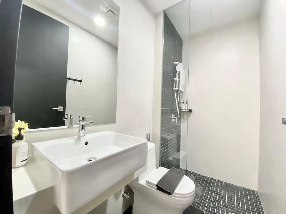 Beacon Executive Suites #Modern Chic #Skypool #Georgetown #5Pax #2Br 2Bath #2Queen 1Single #Quality Well Maintained #Private Host ג'ורג' טאון