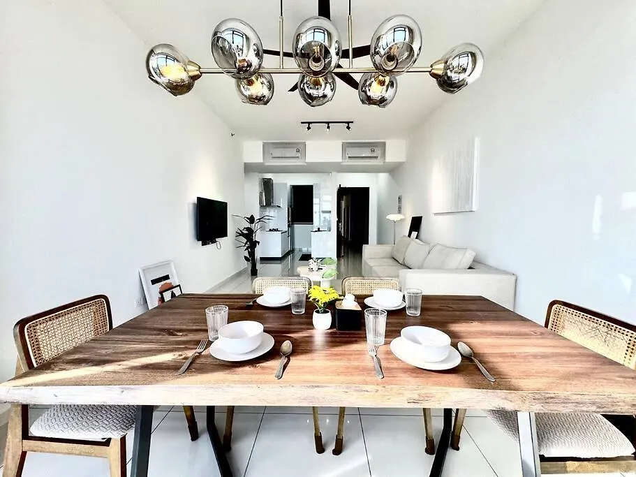 דירה Beacon Executive Suites #Modern Chic #Skypool #Georgetown #5Pax #2Br 2Bath #2Queen 1Single #Quality Well Maintained #Private Host מלזיה