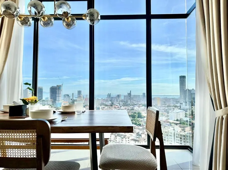 Beacon Executive Suites #Modern Chic #Skypool #Georgetown #5Pax #2Br 2Bath #2Queen 1Single #Quality Well Maintained #Private Host 0*, ג'ורג' טאון