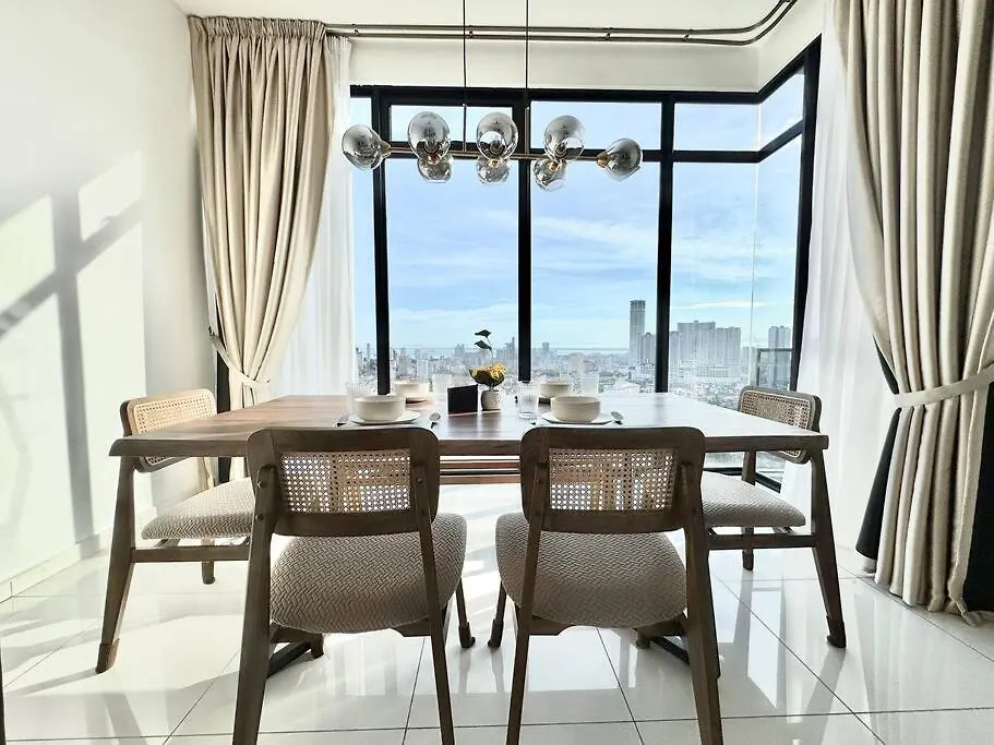 Beacon Executive Suites #Modern Chic #Skypool #Georgetown #5Pax #2Br 2Bath #2Queen 1Single #Quality Well Maintained #Private Host דירה