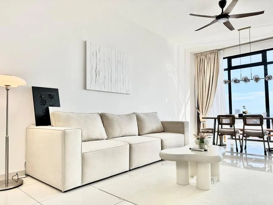 Beacon Executive Suites #Modern Chic #Skypool #Georgetown #5Pax #2Br 2Bath #2Queen 1Single #Quality Well Maintained #Private Host דירה